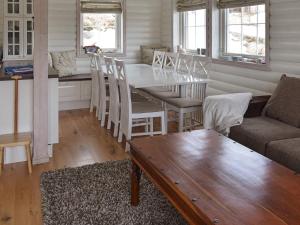 - un salon avec une table et un canapé dans l'établissement Holiday home Aseral II, à Tjaldal