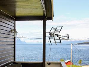 vistas al océano desde el porche de una casa en 10 person holiday home in Lyngseidet, en Lyngseidet