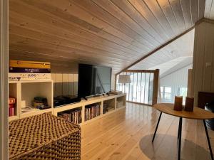 TV a/nebo společenská místnost v ubytování 8 person holiday home in SVEIO