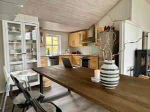 Kuchyň nebo kuchyňský kout v ubytování 8 person holiday home in SVEIO