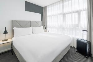 Postel nebo postele na pokoji v ubytování Meriton Suites Zetland + 37 fotografií