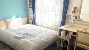 Postel nebo postele na pokoji v ubytování Toyoko Inn Utsunomiya Ekimae No 2