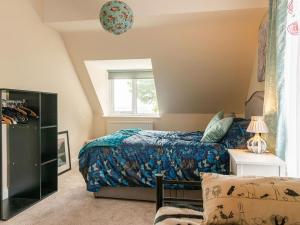 een slaapkamer met een bed en een raam bij Apartment Hole 18 3-4 in Nailsworth