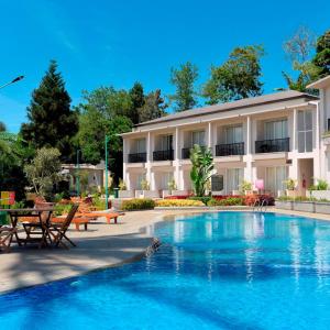 武吉丁宜的住宿－The Balcone Suites & Resort Powered by Archipelago，大楼前设有游泳池的酒店