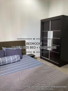 1 dormitorio con 1 cama y vestidor negro en AF Homestay Islamic Concept at Palmera Residence Nearby Bangi, Kajang, Nilai & KLIA, en Kajang