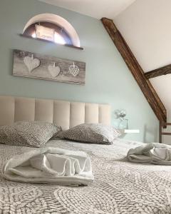 מיטה או מיטות בחדר ב-Superbe appartement duplex à Kaysersberg en Alsace