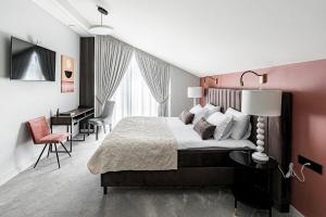 Postel nebo postele na pokoji v ubytování Oginski Hotel
