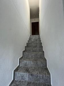 ein Treppenhaus mit Fliesenboden und einer Treppe in der Unterkunft Apartman Branko in Kolašin