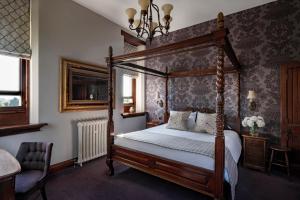 Postel nebo postele na pokoji v ubytování Stanbrook Abbey Hotel, Worcester