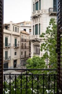 una ventana con vistas a la ciudad en Ai Giudici, en Palermo