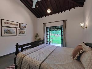 een slaapkamer met een groot bed in een kamer bij SaffronStays Mango Huts by the River, Pali in Jambhulpāda