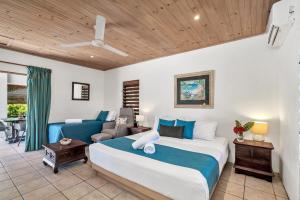 1 dormitorio con 1 cama grande y sala de estar en Mission Beach Shores, en Mission Beach