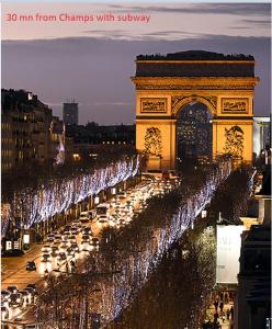 Eine Straße mit einem Haufen Lichter vor einem Gebäude in der Unterkunft SAINT DENIS PARIS STADE de FRANCE DISNEY in Saint-Denis