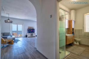 O baie la Tudor Flat sea view with WiFi unlimited, next to the sea +144 fotografii