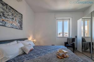 Un pat sau paturi într-o cameră la Tudor Flat sea view with WiFi unlimited, next to the sea