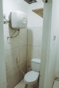uma casa de banho com WC num quarto em DS Colive Siliwangi em Kalibanteng-lor