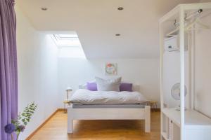 ein Schlafzimmer mit einem Bett in einem weißen Zimmer in der Unterkunft Gästehaus Lehmann in Schönfeld