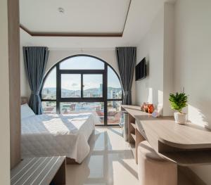 Un dormitorio con dos camas y una gran ventana. en Uy Dương Hotel & Apartment - Nha Trang, en Nha Trang