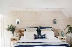 愛德華港的住宿－Umtamvuna River Lodge，一间卧室配有一张带蓝色和白色枕头的床