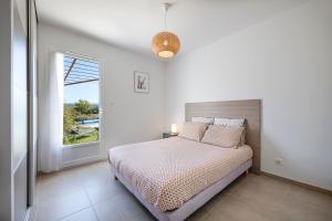 Ένα ή περισσότερα κρεβάτια σε δωμάτιο στο Villa Piscine Chauffée, 5min du village et Climatisation