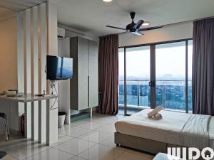 1 dormitorio con 1 cama y TV de pantalla plana en EVO Soho Suites Bangi by Wido with Parking Netflix, en Kampong Sungai Ramal Dalam