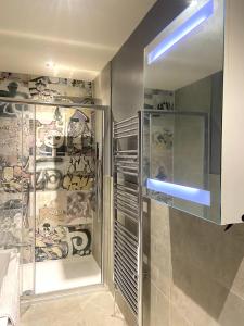 una nevera en una cocina con graffiti en la pared en Boho Beach House - Beach location, en Bournemouth