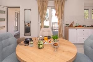 - une cuisine avec une table en bois avec des boissons et de la nourriture dans l'établissement Holiday home Mala, à Šibenik