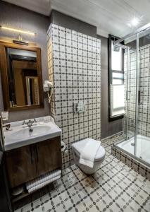 La salle de bains est pourvue d'un lavabo, de toilettes et d'une baignoire. dans l'établissement Mezzo Hotel, à Istanbul
