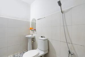 een witte badkamer met een toilet en een douche bij Khách Sạn Tràng An in Thu Dau Mot
