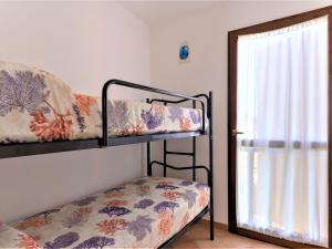Palanda nebo palandy na pokoji v ubytování Cosy apartment in Aglientu with private terrace