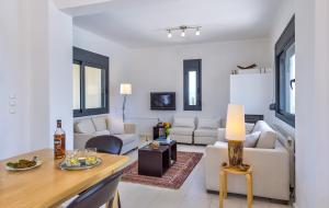 sala de estar con sofá y mesa en Villa Lefki, en Vamos