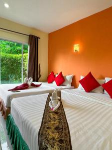 Cama ou camas em um quarto em Lanta A&J Klong khong Beach
