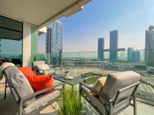 a balcony with a view of a city skyline at HiGuests - Spacious Apt Near Zabeel Park With Panoramic Views in Dubai