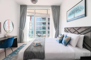 een slaapkamer met een groot bed en een groot raam bij HiGuests - Spacious Apt Near Zabeel Park With Panoramic Views in Dubai