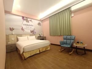 une chambre d'hôtel avec un lit et une chaise dans l'établissement 怡然自得-智能主題民宿, à Zhushan