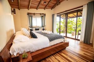 Tempat tidur dalam kamar di Selva Armonia Immersive Jungle Resort
