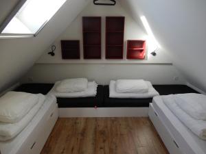 um quarto com duas camas no sótão em Holiday Home Cuylehoeve em Leffinge