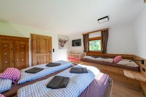 Łóżko lub łóżka w pokoju w obiekcie Sonnentalhof