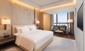 Postel nebo postele na pokoji v ubytování Radisson Collection, Wuxi