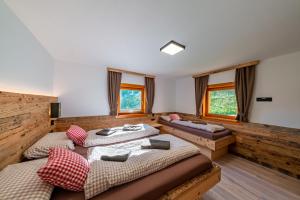 two beds in a room with two windows at Sonnentalhof in Itter