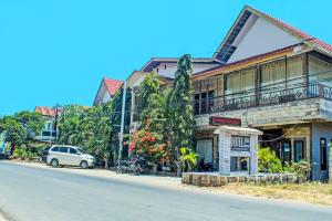 ein Gebäude an der Straßenseite in der Unterkunft OYO 91720 Hotel Yotowawa in Kupang