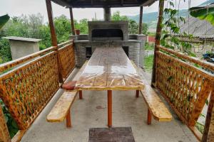 una mesa de picnic en un porche con parrilla en Berdavan Guesthouse, en Berdavan