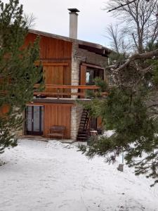 uma casa na neve em frente dela em Chalet d'argençon em Mont Serein