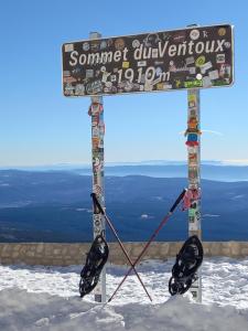 um sinal no topo de uma montanha na neve em Chalet d'argençon em Mont Serein