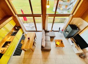 vista sul soffitto di un soggiorno con divano e tavolo di Chalet Breithorn- Perfect for Holiday with Amazing View! a Obergesteln