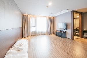 TV a/nebo společenská místnost v ubytování Hotel With City