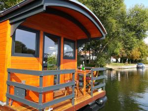 un pequeño barco en un cuerpo de agua en Gästehaus Schloss Plaue, en Brandenburg an der Havel