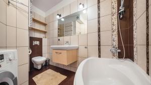 Vonios kambarys apgyvendinimo įstaigoje Apartamenty Sun & Snow Hołdu Pruskiego