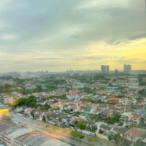 vistas a una ciudad con casas y edificios en Atria Sofo Suites - Petaling Jaya en Petaling Jaya