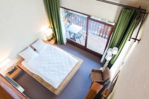 an overhead view of a bedroom with a bed and a window at Le Freudeneck in Wangenbourg